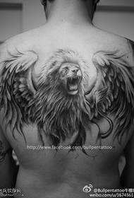 un motif de tatouage de lion dominateur
