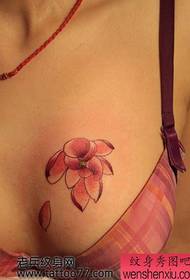 modello di tatuaggio Lotus sexy petto alternativo