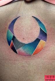 γυναίκα τατουάζ εργασία φεγγάρι στο στήθος