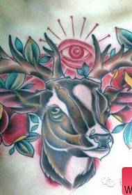 Una serie di tatuaggi di cervi di colore creativo sul petto funziona con i tatuaggi