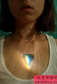 liten färsk bröst diamant tatuering fungerar