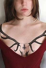 изкушаваща част - татуировка на гърдите