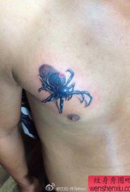 ένα δημοφιλές κλασικό μοτίβο τατουάζ αράχνη στο στήθος