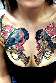 krūtinės kregždės tatuiruotės modelis