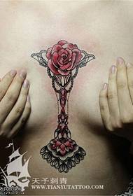 disegno del tatuaggio rosa petto pizzo colore del torace