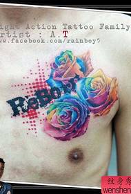 tatuaje color de rosa bellamente tatuado en el pecho