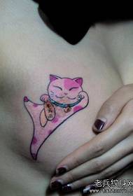 un disegno del tatuaggio del gatto che invita al petto