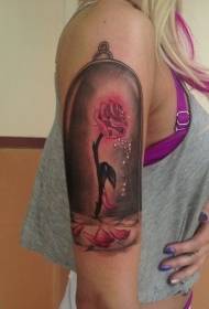 rose tatoo vzorec v steklenici iz barvnega stekla z žensko roko