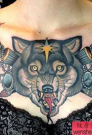 a figura da tatuagem recomendou uma tatuagem de lobo colorida no peito