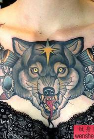 la figura del tatuaggio ha raccomandato un tatuaggio a forma di lupo color petto