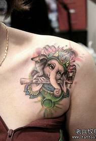 Tetovējumu izstāžu josla ieteica tādu krūškurvja krāsu kā dieva tetovējums
