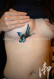 imagens de tatuagem feminina borboleta no peito cor