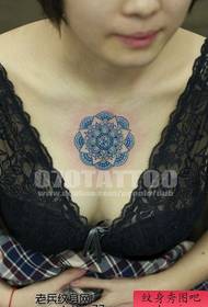 Kagandahan ng dibdib na sikat na pattern ng pop totem tattoo