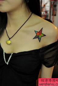 Tattoo show bar preporučio je ženi uzorak tetovaže klavikula