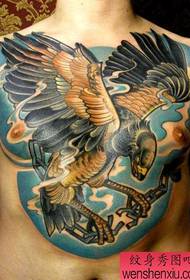 uma bela tatuagem de águia européia e americana trabalha no peito