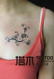 menina peito flores pequena tatuagem fresca