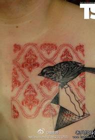 rinnassa pieni klassinen varpunen tatuointikuvio