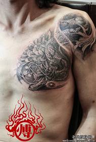 modello del tatuaggio del serpente nero di tendenza classico petto maschile