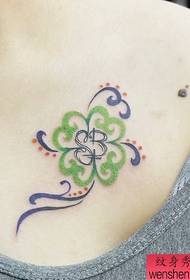 dievča hrudník farebný totem tetovanie ďatelina