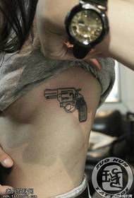 modeli i tatuazhit me pistoletë gjoksi femër
