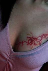 Skönhet bröstet mycket iögonfallande tatuering mönster bild