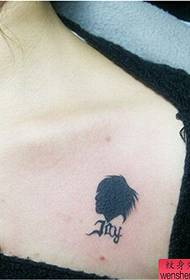 La barra dello spettacolo di tatuaggi ha raccomandato un modello di tatuaggio avatar sul petto di una ragazza