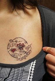 μικρές φρέσκες γυναίκες τατουάζ λουλούδι στήθος τατουάζ έργα τέχνης