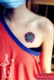 tüdrukute rinnus populaarne väike lill Tattoo muster