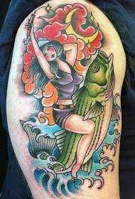 muller de cor de ombreiro con patrón de tatuaxe de peixe