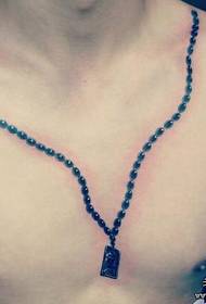 petto uomo un modello tatuaggio collana