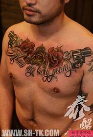 modello maschile tatuaggio a torace pistola a occhio di rosa