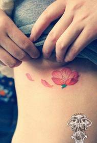 petto di bellezza piccolo e delicato disegno del tatuaggio pesca
