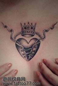 ljepota grudi ljubavi uzorak tetovaža krune