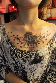tjejer bröst vackra och vackra Tama tatuering mönster bild