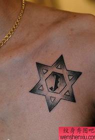 un patrón de tatuaje de estrella de seis puntas en el pecho