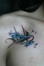 tyttö rinnassa pieni niellä tatuointi malli
