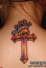 Tattoo show resmi bir geri boyun rengi çapraz taç dövme deseni önerilir