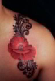 wzór tatuażu realistyczny czerwony kwiat ramię