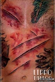 modello di tatuaggio a strappo alternativo freddo petto davanti all'uomo