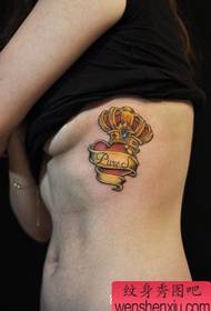 grožio šoninės krūtinės spalvos karūna su meilės tatuiruotės modeliu