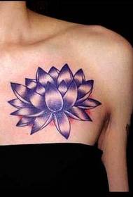 galleria di tatuaggi professionali: immagine di bellezza del tatuaggio del loto sul petto