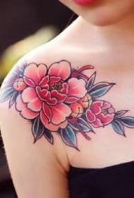 Női váll tetoválás: iskolai tetoválásminták halmaza a női vállon