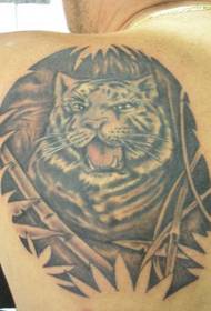 imagen de tatuaje de tigre de nieve blanco y negro de hombro