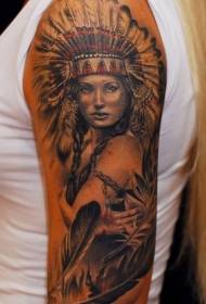 brazo grande, sorprendente, indio, retrato, patrón de tatuaxe de plumas