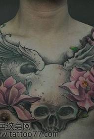um padrão de tatuagem de asas de hérnia atingido no peito