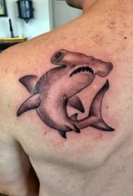 Jungen Rücken Schulter Auf dem schwarzen grauen Punkt Dorn einfache Linie kleines Tier Hammerhai Tattoo Bild