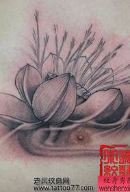 bir göğüs siyah Gri lotus dövme deseni