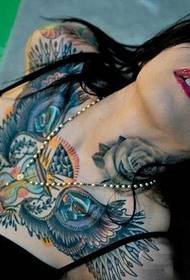 tatuaggio di colore a forma di V grande petto femminile