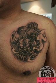 mužský predný hrudník obľúbený pekný tetovací vzor