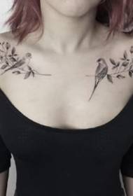 美しい女性ペアの肩の花のタトゥーパターン